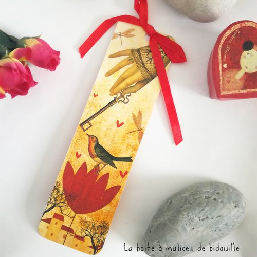 Marque-pages illustré avec ruban rouge - oiseau, fleur, clé, main