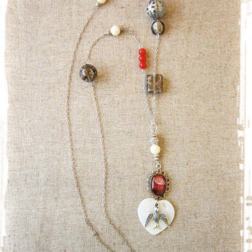 Sautoir argenté bohème coeur en nacre et médaillon illustré- perles rouges, anthracites et écrues 