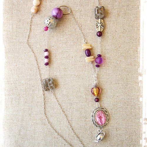 Sautoir argenté bohème avec médaillon illustré, breloque, perles mauves, violettes, roses