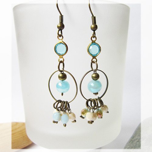Boucles d'oreilles longues bronze et laiton - perles de verre - bleu pastel, beige