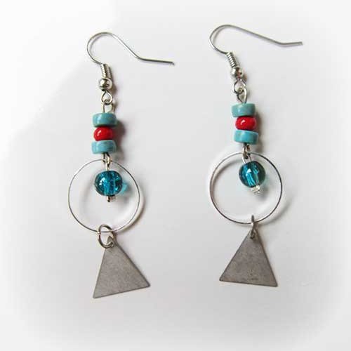 Boucles d'oreilles argentées avec anneau et sequin triangle - perles rouges, turquoises