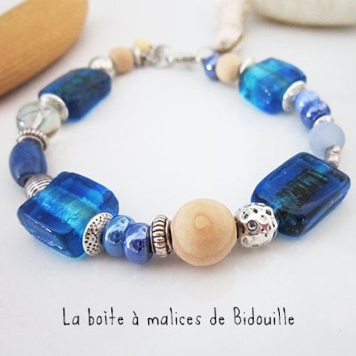 Bracelet argenté - perles bleues artisanales en verre, perles en bois et pompon écru