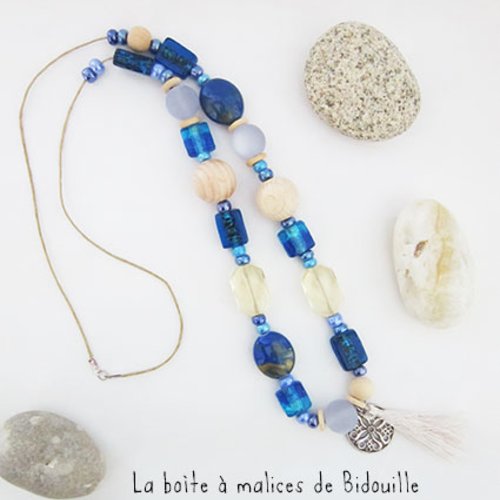 Collier sautoir argenté avec perles artisanales bleues, perles en bois, pompon écru et pendentif ethnique 