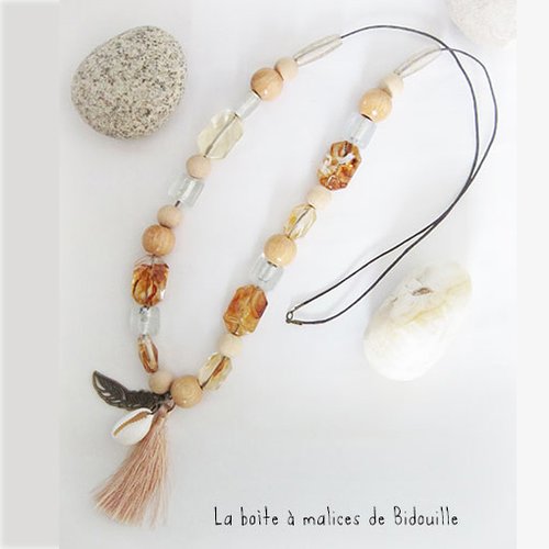 Collier sautoir bronze boho avec perles artisanales en verre blanc transparent, perles ambrées, pomponsaumon et coquillage cauris