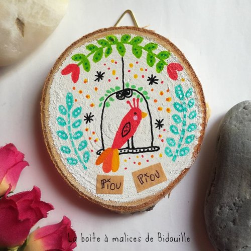 Peinture sur rondin de bois, collage - avec oiseau rouge sur son perchoir