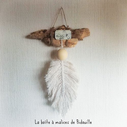 Mobile suspension en bois flotté avec plume blanche en macramé, perle en bois brut - blanc, marron