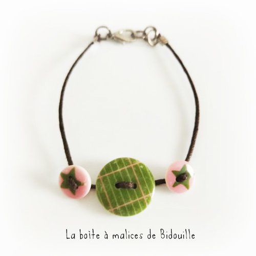 Bracelet fantaisie argenté avec des boutons verts et roses avec étoiles