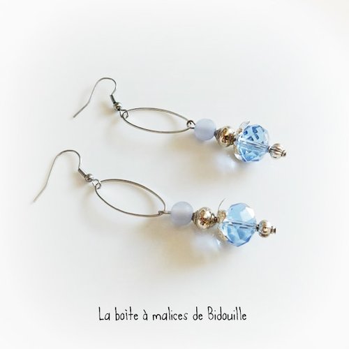 Longues boucles d'oreilles bohème argentées - anneau ovale et perle à facettes et perle en verre givré - bleu clair, bleu paste