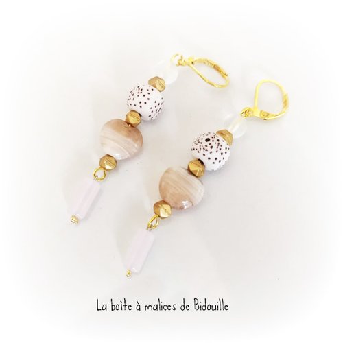 Boucles d'oreilles dorées - perles indiennes en forme de coeur - blanc, rose pastel