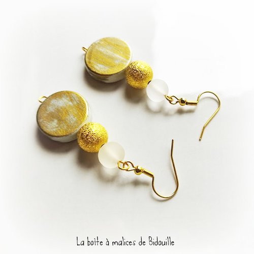 Boucles d'oreilles - doré acier inoxydable - palet rond reflets dorés & argentés, perles givrées blanches - doré et blanc