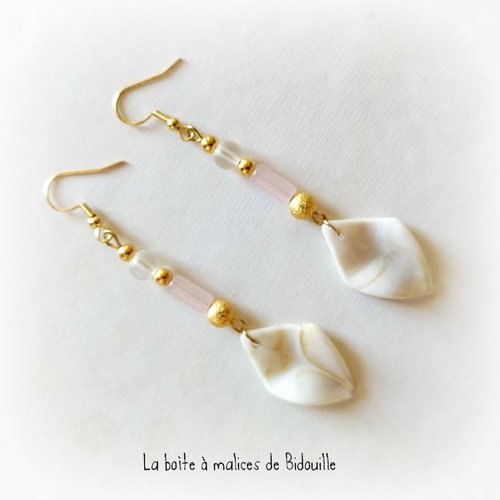 Longues boucles d'oreilles - doré et acier inoxydable - grande perle losange ondulé - doré, beige et rose pastel