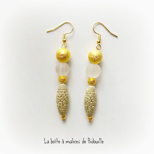 Longues boucles d'oreilles boho dorées - grande perle couleur ivoire à motifs art déco et perles dorées