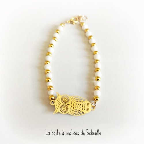 Bracelet fin vintage métal doré -  perles blanches et estampe en filigrane hibou en filigrane métal doré