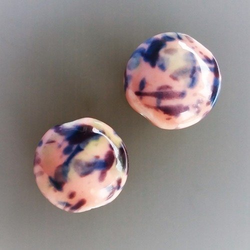 2 perles 2 cm en porcelaine motif rose et bleu