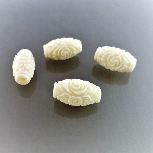 4 perles écrues sculptées de forme ovale 1,5 cm
