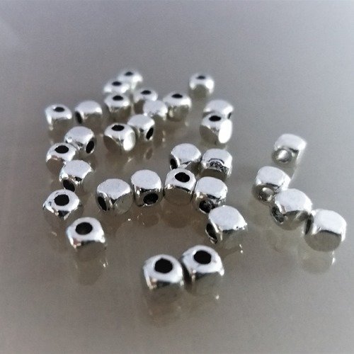 30 perles cubiques métal coloris argent