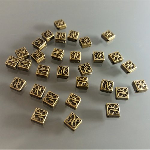 30 perles carrées 5 mm métal coloris bronze gravées