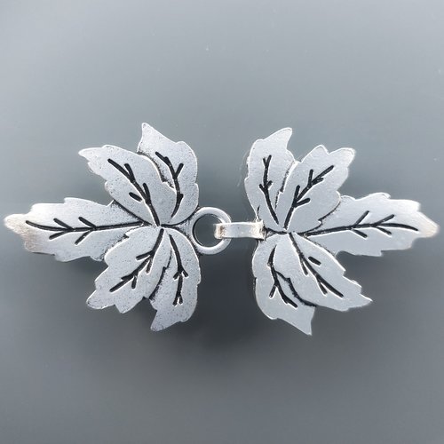 Crochet fantaisie feuilles 6,8 cm à coudre métal coloris argent