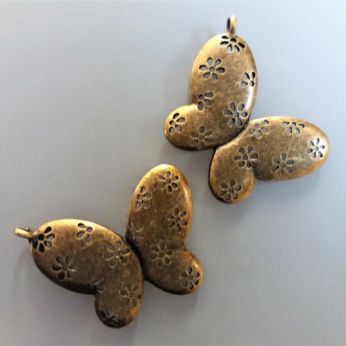 2 pendentifs papillons 4 cm métal ajouré coloris bronze