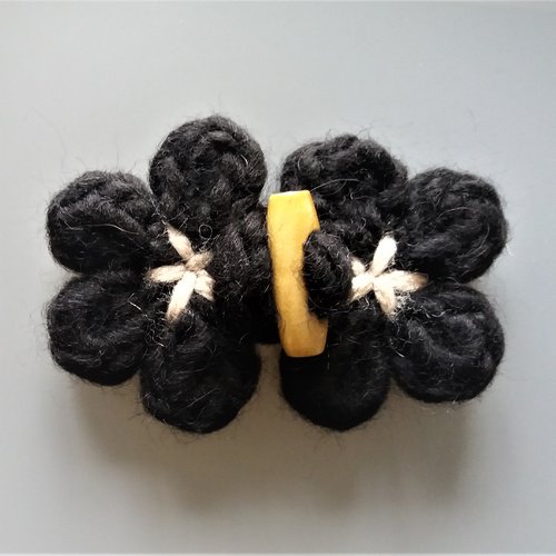 Attache brandebourg fleur tricotée noire et bouton bûche en bois