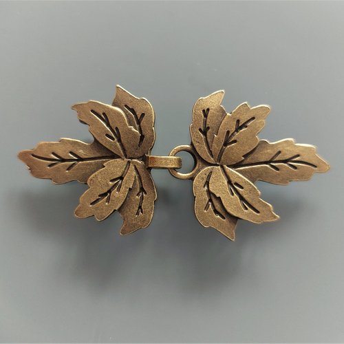 Crochet fantaisie feuilles 6,8 cm à coudre métal coloris bronze