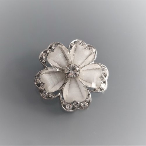 Bouton bijou fleur 25 mm argent, blanc et strass
