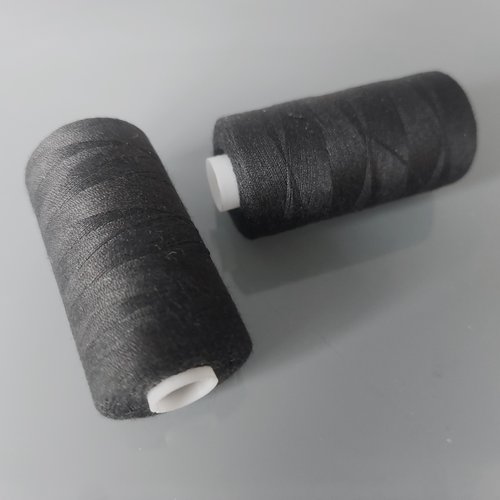 2 bobines de 500 mètres de fil à coudre noir en polyester