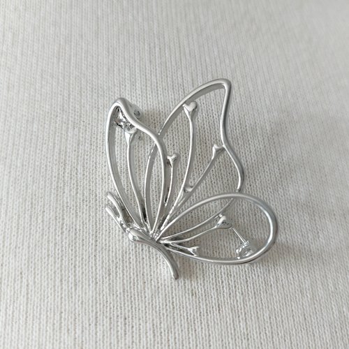 Broche papillon 3,8 cm métal ajouré coloris argent