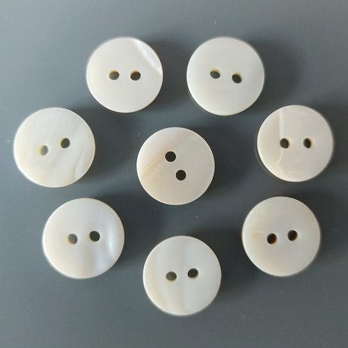 8 boutons ronds en nacre naturelle de diamètre 15 mm