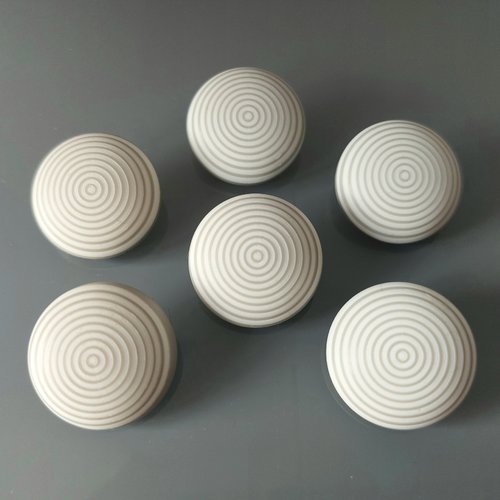 6 boutons ronds 25 mm à pied plastique écru et beige