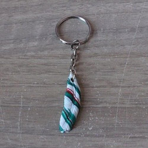 Porte clé plume verte, blanche et rouge