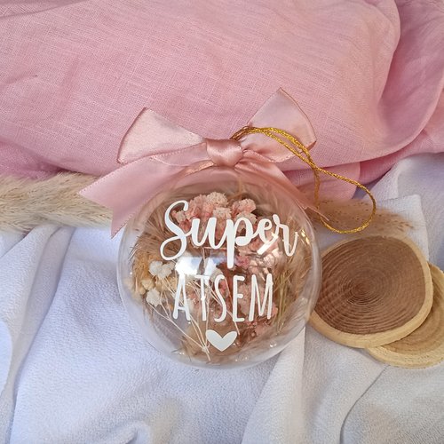 Boule de noël avec fleurs séchées et perles " atsem" écriture en blanc