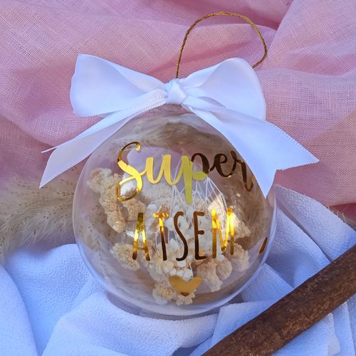 Boule de noël avec fleurs séchées et perles " atsem" écriture en or