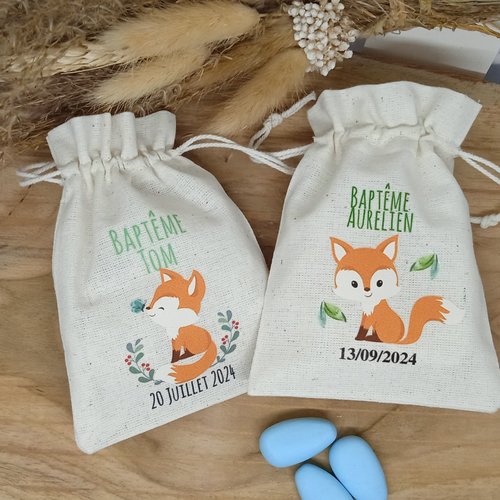 Pochon à dragées motif renard en coton écru naturel personnalisé avec le prénom de votre enfant et la date de votre évènement.