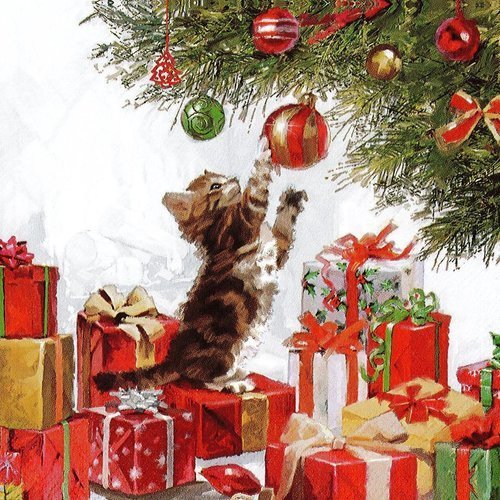 Serviette papier petit chat sur les cadeaux jouant avec le sapin