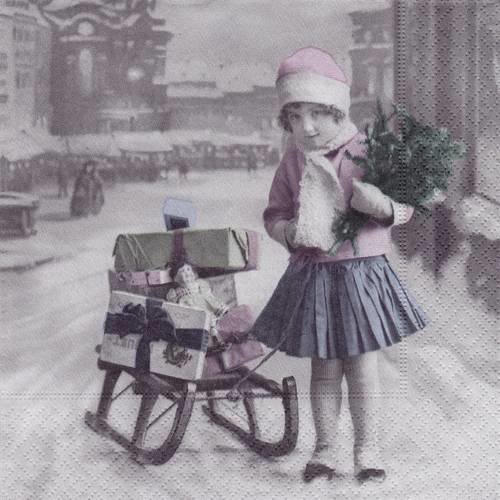 Serviette petite fille dans la neige et le traineau rempli de cadeaux 