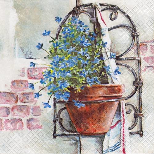 Serviette pot suspendu de fleurs bleues sur la terrasse 