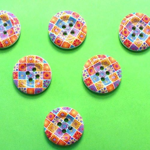 Lot 6 boutons bois : rond motif fleur 18mm (10)