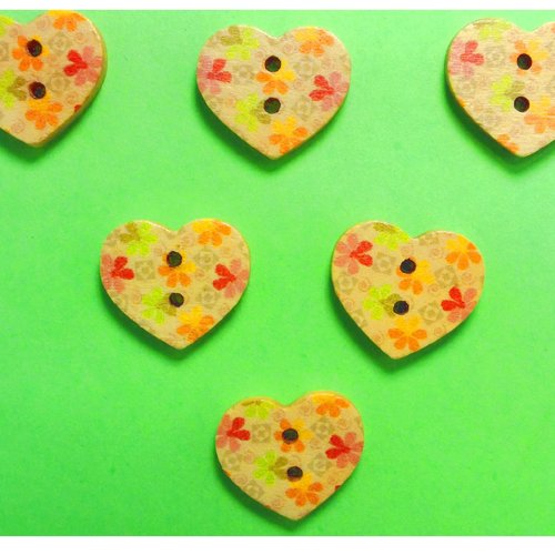 Lot 6 boutons bois : coeur motif fleur 17mm (03)