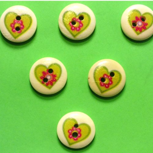 Lot 6 boutons bois : rond motif coeur 15mm (05)