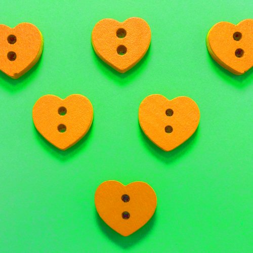 Lot 6 boutons bois : coeur orange 15*13mm (04)