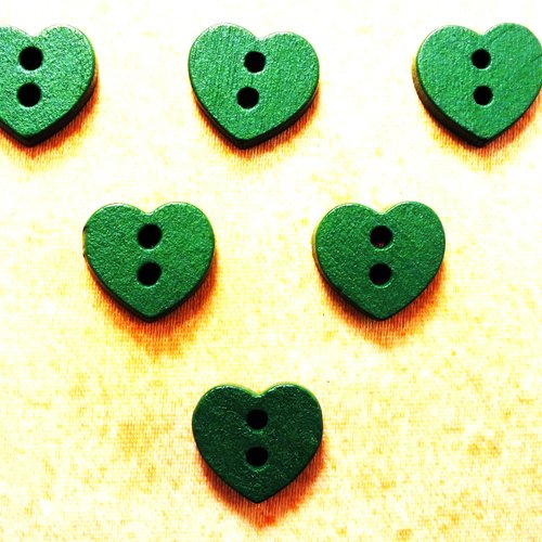 Lot 6 boutons bois : coeur vert 15*13mm (04)