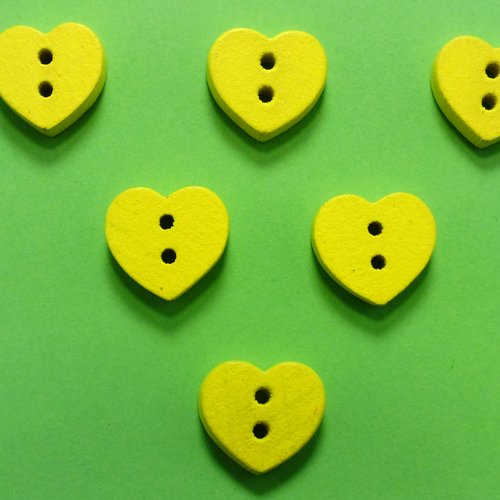 Lot 6 boutons bois : coeur jaune 15*13mm (04)