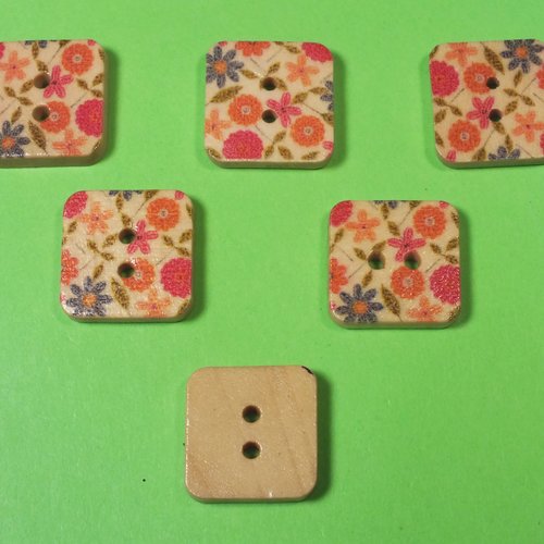 Lot 6 boutons bois : carré motif fleur 15mm (34)