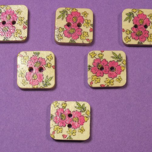Lot 6 boutons bois : carré motif fleur 15mm (37)