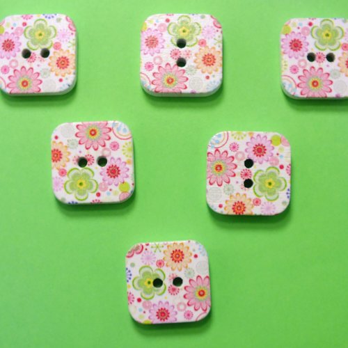 Lot 6 boutons bois : carré motif fleur 18mm (12)