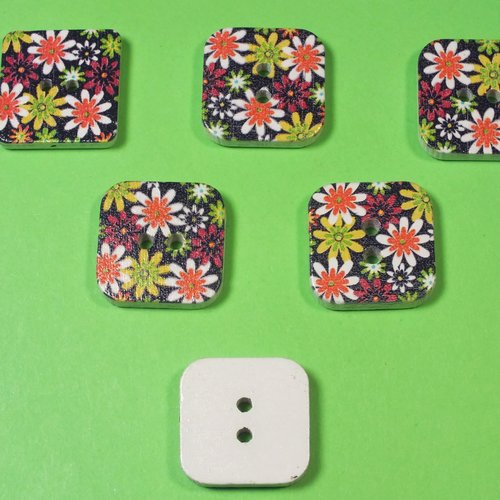 Lot 6 boutons bois : carré motif fleur 18mm (20)