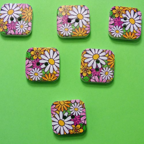 Lot 6 boutons bois : carré motif fleur 18mm (15)