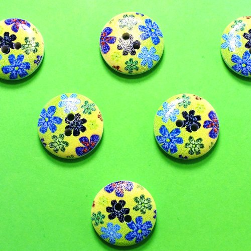 Lot 6 boutons bois : rond motif fleur 15mm (157)