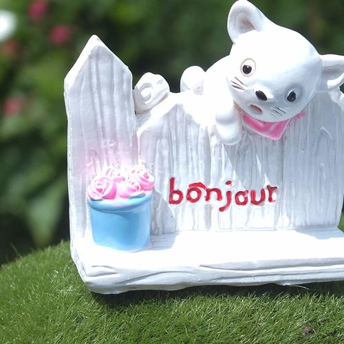 Miniature  resine : barriere blanche avec chat blanc 4.5*3cm